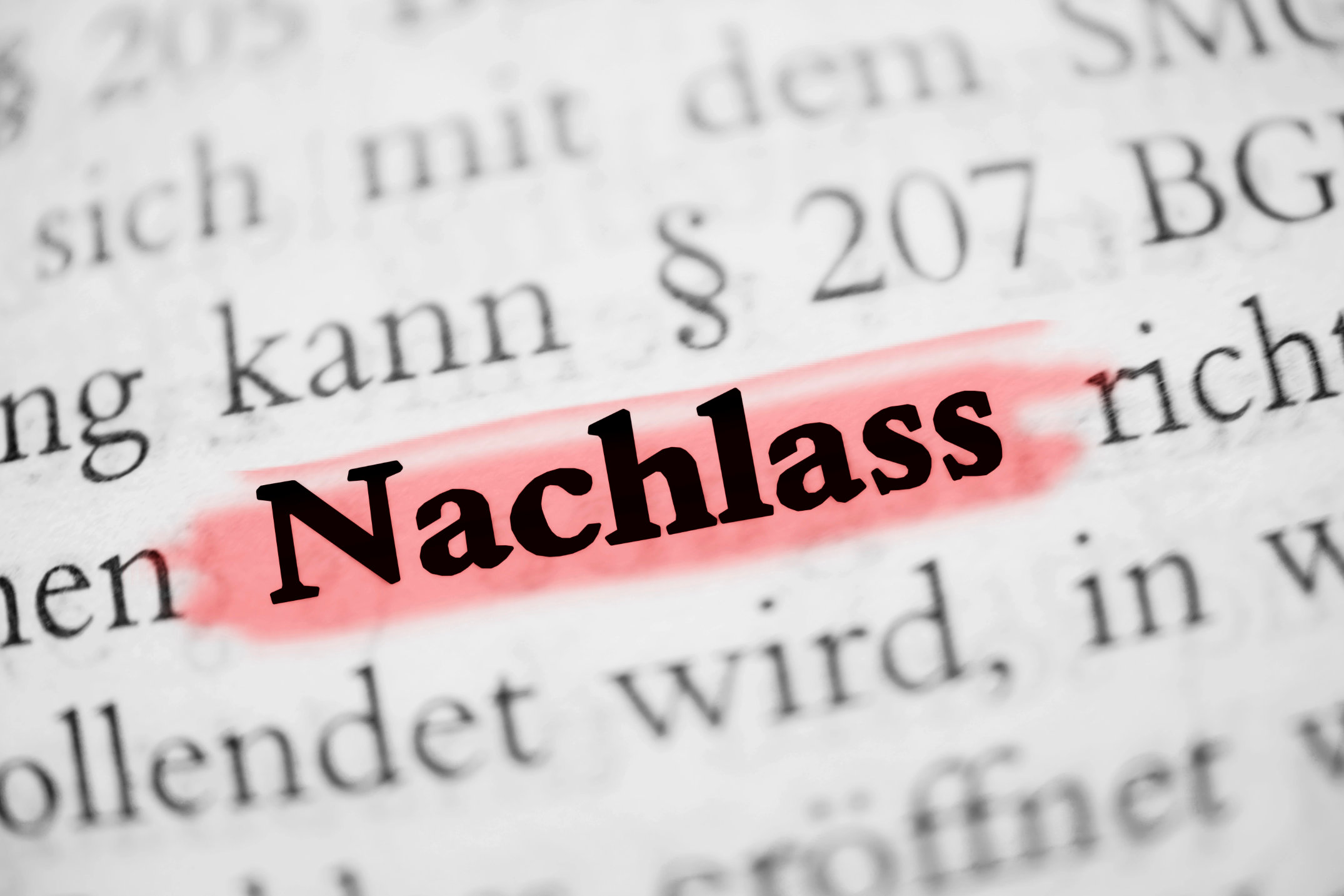 Das Bild zeigt eine Checkliste mit dem Titel „Checkliste Erbschaftssteuer“. Im Vordergrund liegt ein Klemmbrett mit mehreren abgehakten Punkten, daneben befinden sich ein Stift und einige Dokumente. Der Hintergrund ist neutral und lenkt den Fokus auf die Checkliste, die für die Vorbereitung der Erbschaftssteuer relevante Unterlagen und Aufgaben symbolisiert