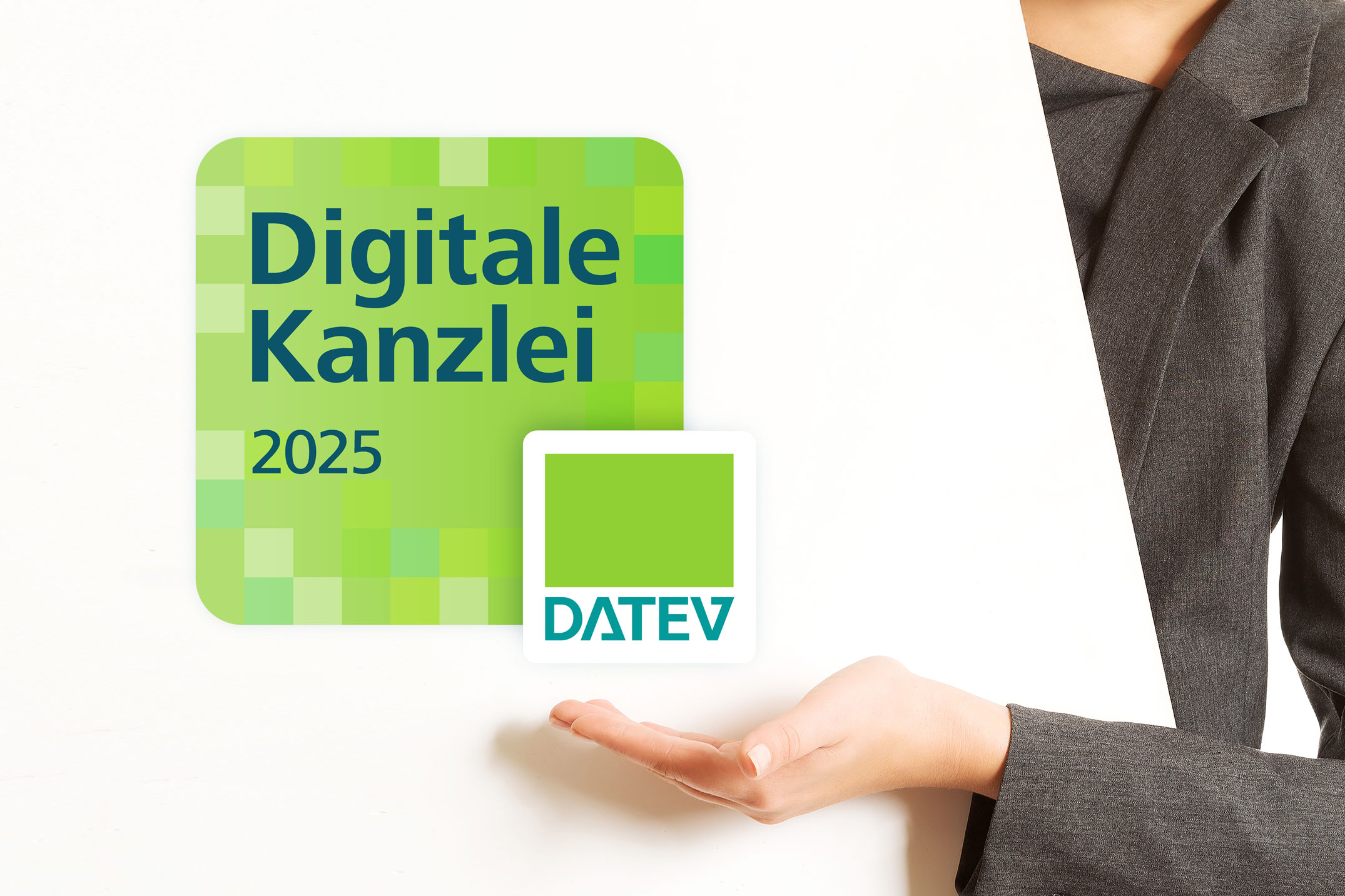 Person im grauen Anzug präsentiert das grüne DATEV-Logo und eine Auszeichnung mit der Aufschrift ‚Digitale Kanzlei 2025‘ vor hellem Hintergrund.